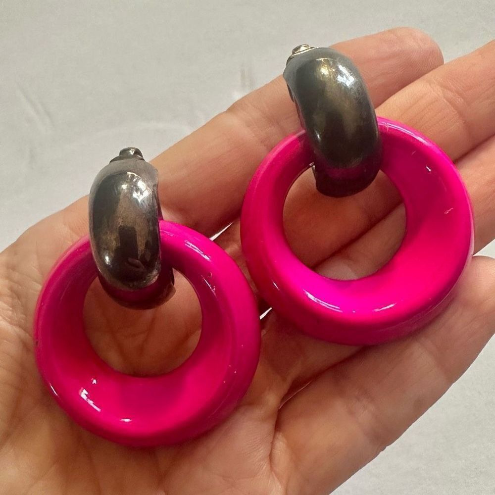 Pink and silver tone circle clipāon vintage earrings